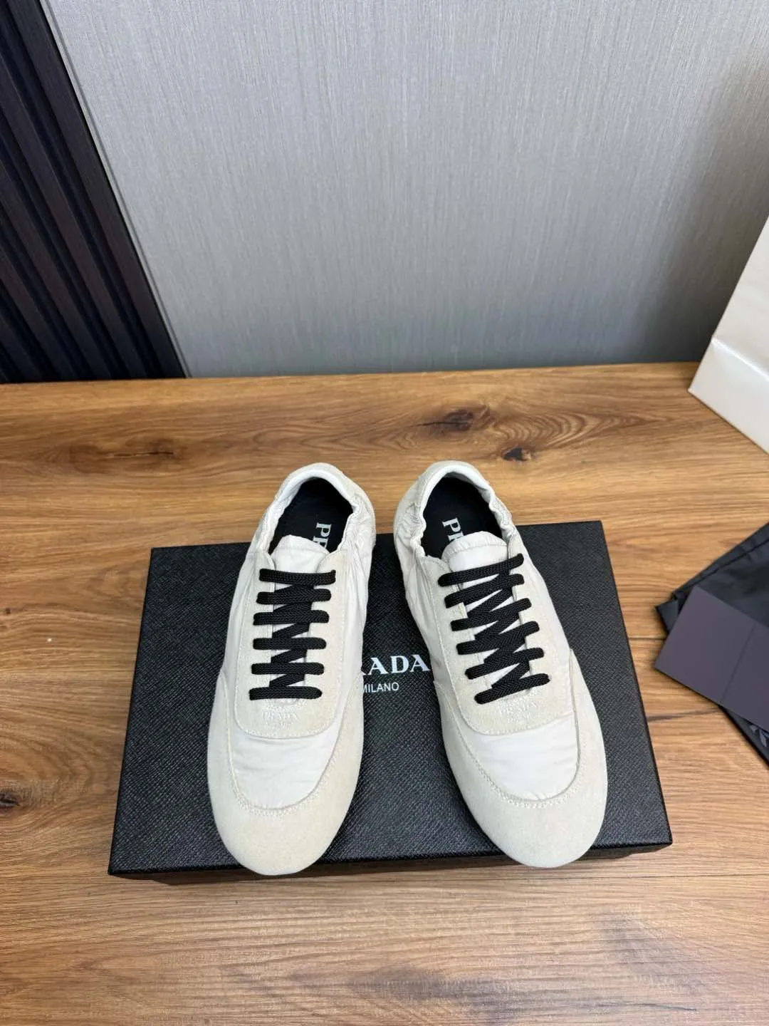 Men's shoes 💰600💰 PRADA 2025 Early Spring Collapse New Couple Style Sports Shoes Moral Training Shoes The name Collapse comes from the fact that it can be easily put on and taken off with bare hands. The light and comfortable features make it more relaxed and casual. The side elastic design can be worn twice! Super comfortable catwalk sneakers, as light and thin as ballet slippers, as comfortable as sneakers, comfortable and super light on the feet. Fabric: nubuck leather spliced ​​with nylon cloth. Silk cowhide foot pads. Size: Women's code 35/40 Men's code 39/45